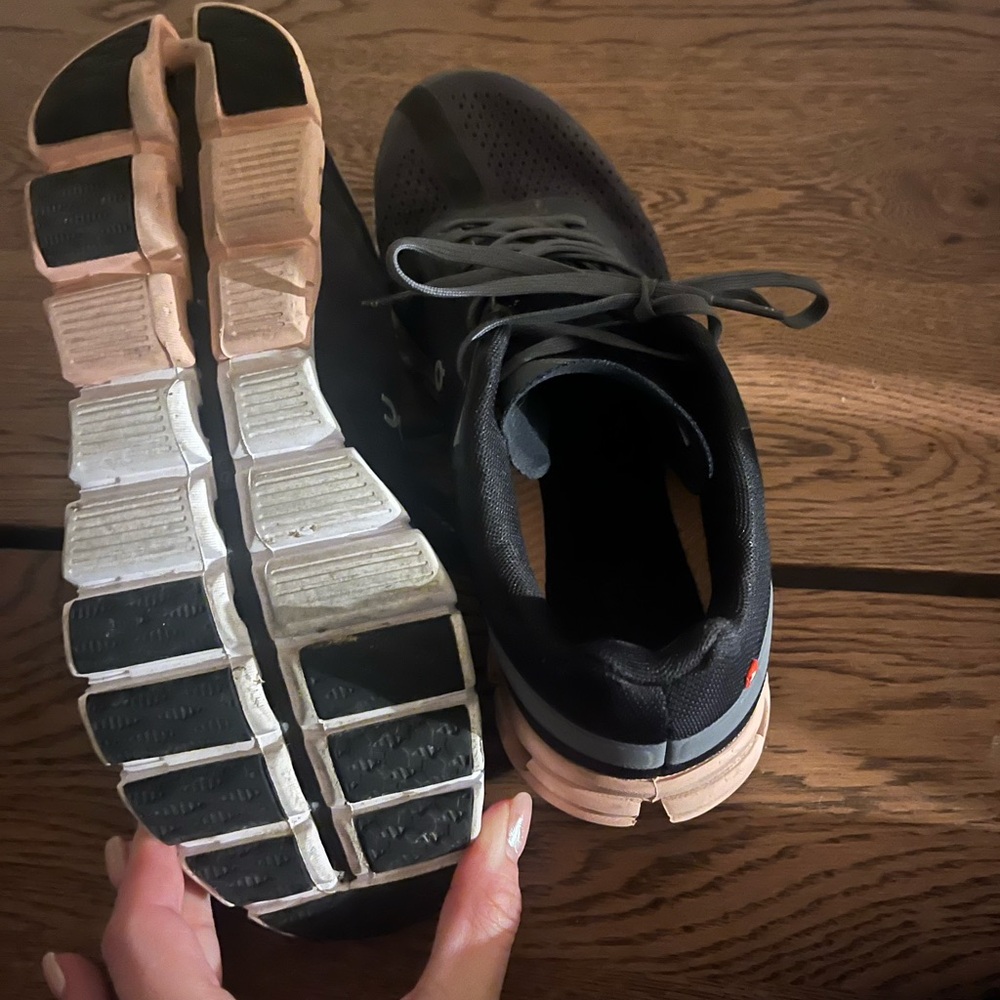 Womens On Cloud sneakers